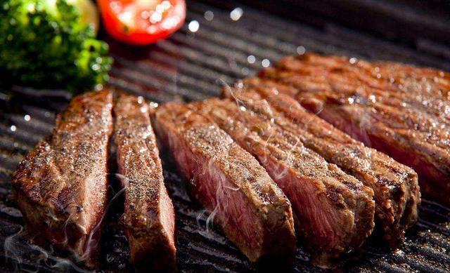 9393体育app下载日本厨师处理神户牛肉一大块切到只剩5斤精华怪不得这么贵！(图3)