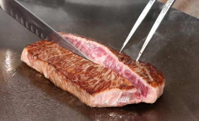 9393体育app下载日本厨师处理神户牛肉一大块切到只剩5斤精华怪不得这么贵！(图1)