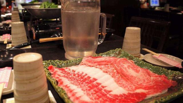 9393体育app下载日本厨师处理神户牛肉一大块切到只剩5斤精华怪不得这么贵！(图2)